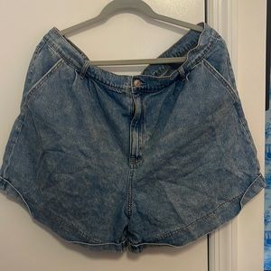 American Eagle Medium Wash Mom Denim Short Size 20
